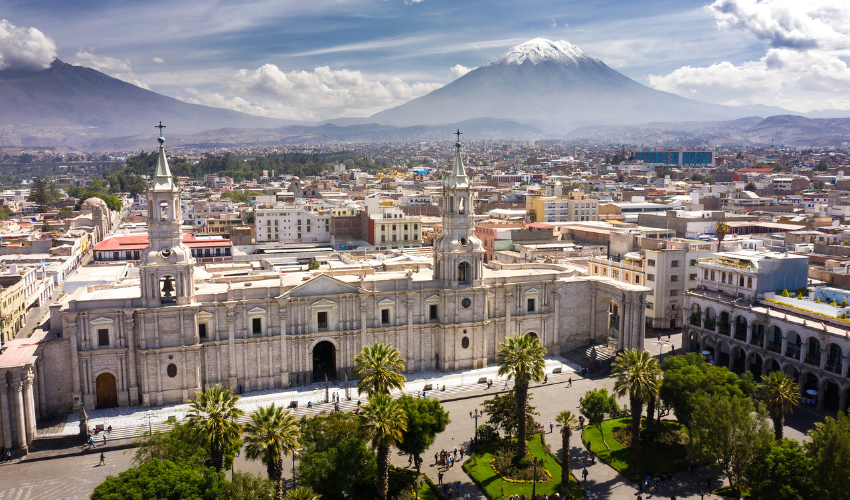 Bienvenida a Arequipa y traslado a su hotel